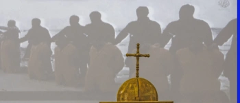 Ein Kreuz auf einer Kuppel. Im Hintergrund ist eine Christenverfolgung dargestellt.