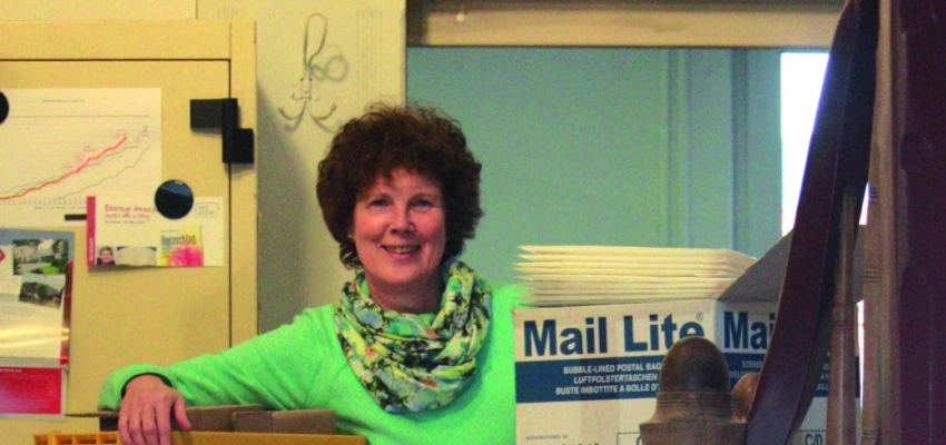 Doro lehnt an einem Stapel Postkisten.