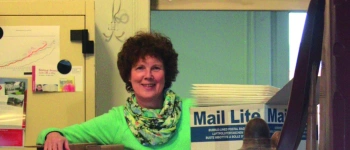 Doro lehnt an einem Stapel Postkisten.