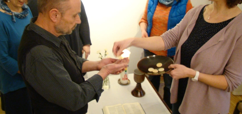 Eine Abendmahlfeier in kleiner Runde.