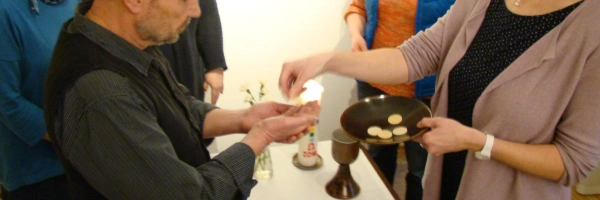 Eine Abendmahlfeier in kleiner Runde.