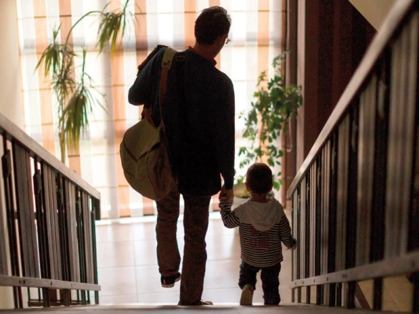 Mitten im Dunkel. Wie wir die Kellertreppe runterkommen. Banner zum Artikel