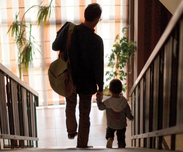 Mitten im Dunkel. Wie wir die Kellertreppe runterkommen. Banner zum Artikel