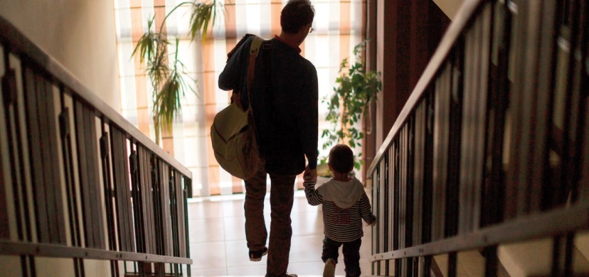 Mitten im Dunkel. Wie wir die Kellertreppe runterkommen. Banner zum Artikel