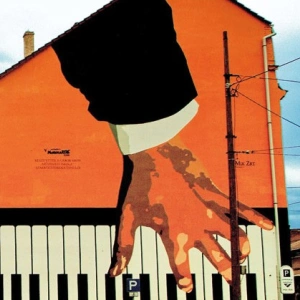 Auf ein Gebäude sind Hände gemalt, die Klavier spielen.