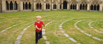 Ein Junge läuft durch ein Labyrinth.