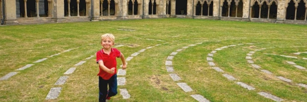 Ein Junge läuft durch ein Labyrinth.