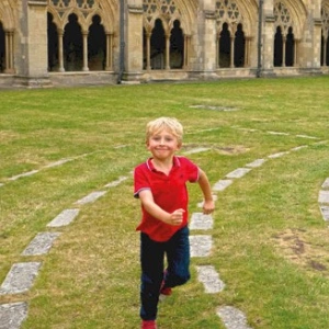 Ein Junge läuft durch ein Labyrinth.