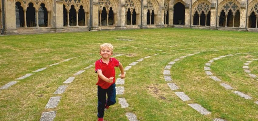 Ein Junge läuft durch ein Labyrinth.