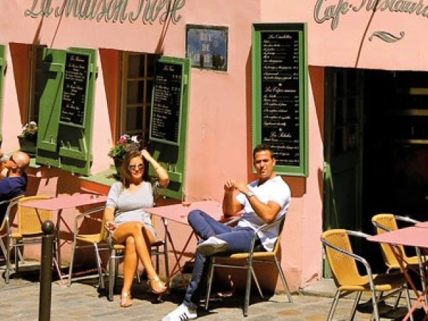 Ein französisches Straßencafé.