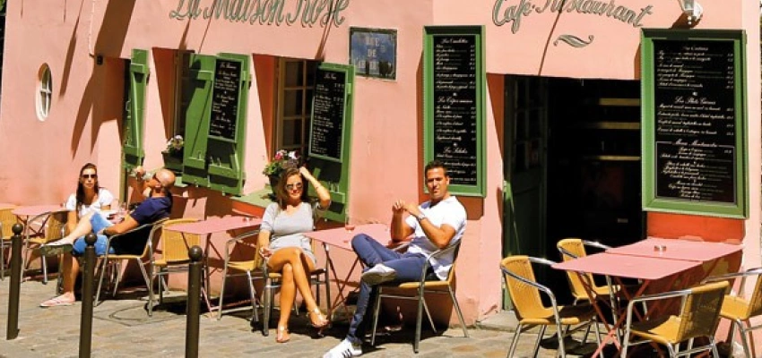 Ein französisches Straßencafé.