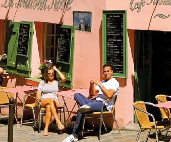 Ein französisches Straßencafé.