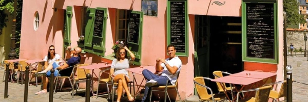 Ein französisches Straßencafé.