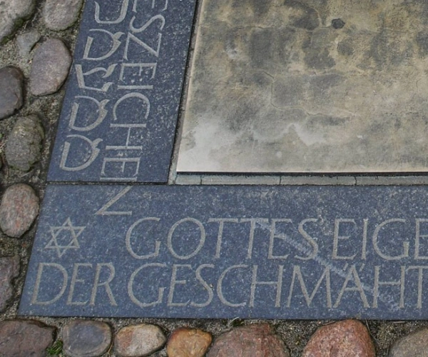 Ein Schriftstein, der in den Boden eingelassen ist.