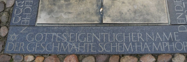 Ein Schriftstein, der in den Boden eingelassen ist.