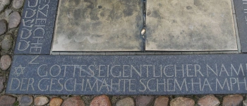 Ein Schriftstein, der in den Boden eingelassen ist.