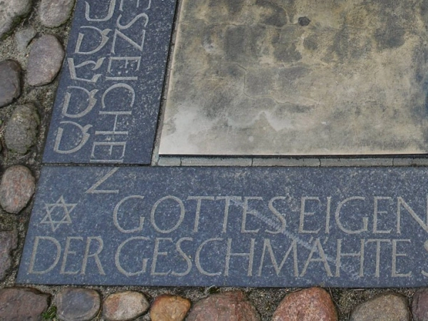 Ein Schriftstein, der in den Boden eingelassen ist.