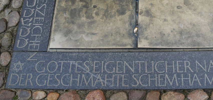 Ein Schriftstein, der in den Boden eingelassen ist.