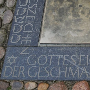 Ein Schriftstein, der in den Boden eingelassen ist.