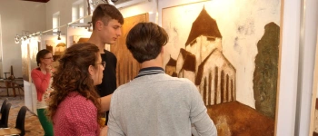 Junge Menschen in einem Museum betrachten ein Bild.