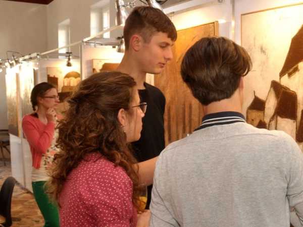 Junge Menschen in einem Museum betrachten ein Bild.