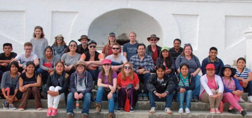 Beitragsbild zum Text: Begegnung vor fremder Kulisse von Nicolas Ortmüller