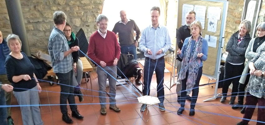 An einem Strang ziehen. Mit der OJC unterwegs. Bild von OJClern beim Turmbauspiel.