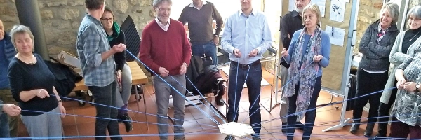 An einem Strang ziehen. Mit der OJC unterwegs. Bild von OJClern beim Turmbauspiel.