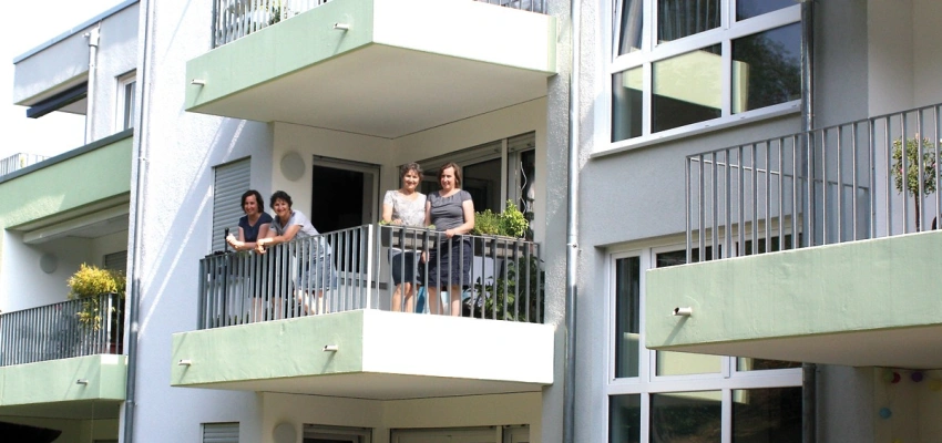 Entschieden für ein Miteinander der Generationen. Bild von Claudia Groll und Friederike Klenk auf einem Balkon.