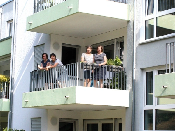 Entschieden für ein Miteinander der Generationen. Bild von Claudia Groll und Friederike Klenk auf einem Balkon.
