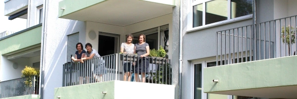 Entschieden für ein Miteinander der Generationen. Bild von Claudia Groll und Friederike Klenk auf einem Balkon.