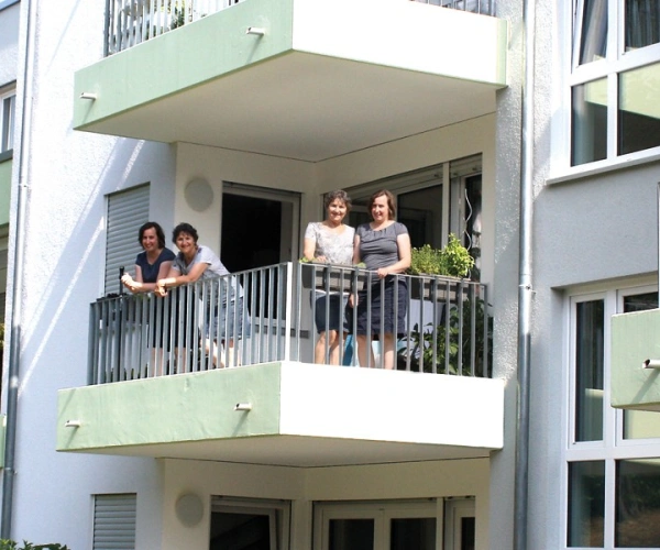 Entschieden für ein Miteinander der Generationen. Bild von Claudia Groll und Friederike Klenk auf einem Balkon.