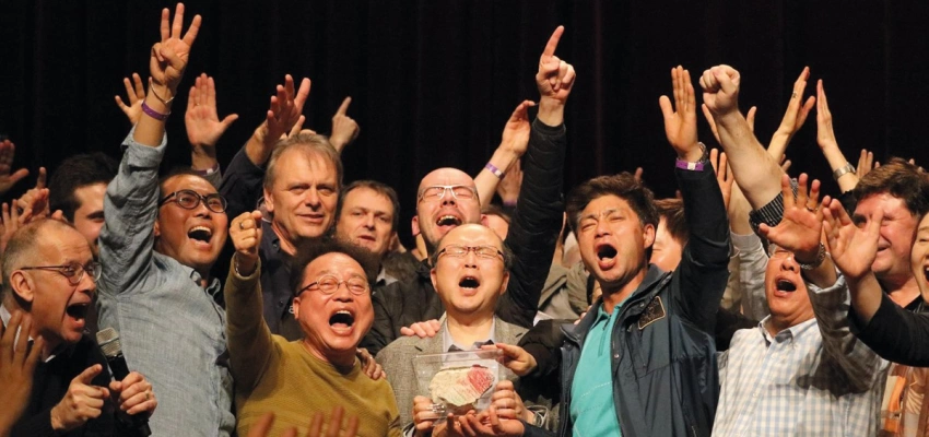 One Love. One Family. One Korea. Wir üben den Mauerfall. Bild von Ralf Knauthe und Südkoreanern.