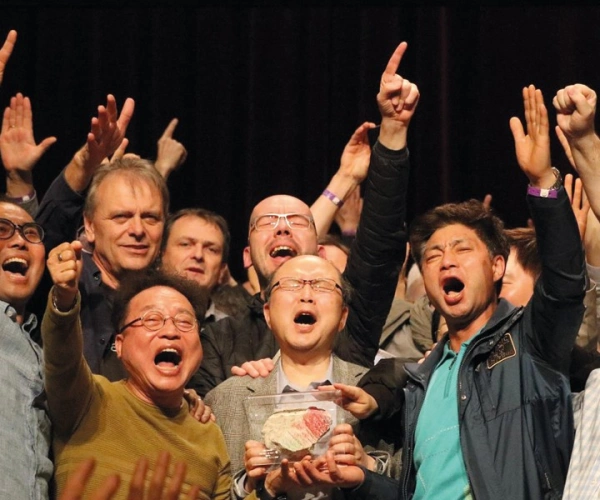 One Love. One Family. One Korea. Wir üben den Mauerfall. Bild von Ralf Knauthe und Südkoreanern.