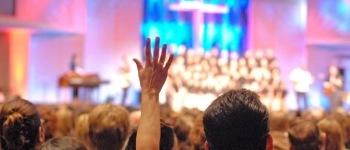 Eine Menschenmenge im Lobpreis