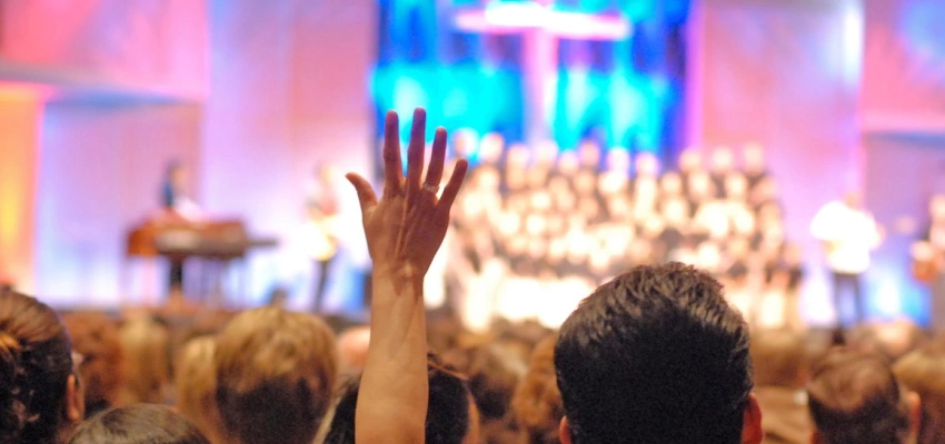 Eine Menschenmenge im Lobpreis