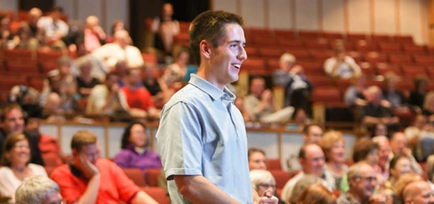 Freimut. Beobachtungen anhand Apostelgeschichte 4,1-31. Bild zum Artikel einer Versammlung.