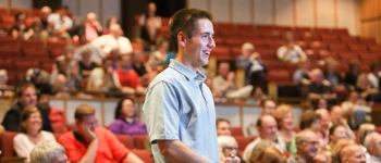 Freimut. Beobachtungen anhand Apostelgeschichte 4,1-31. Bild zum Artikel einer Versammlung.