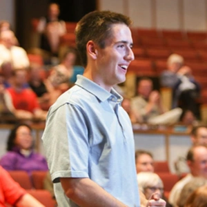 Freimut. Beobachtungen anhand Apostelgeschichte 4,1-31. Bild zum Artikel einer Versammlung.