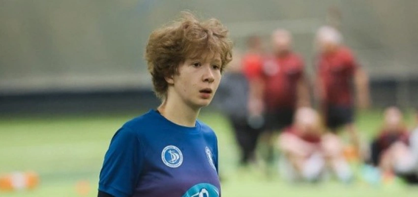 junge Frau in Trikot auf einem Fußballplatz