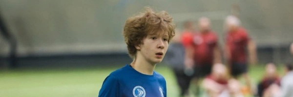 junge Frau in Trikot auf einem Fußballplatz