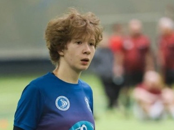 junge Frau in Trikot auf einem Fußballplatz