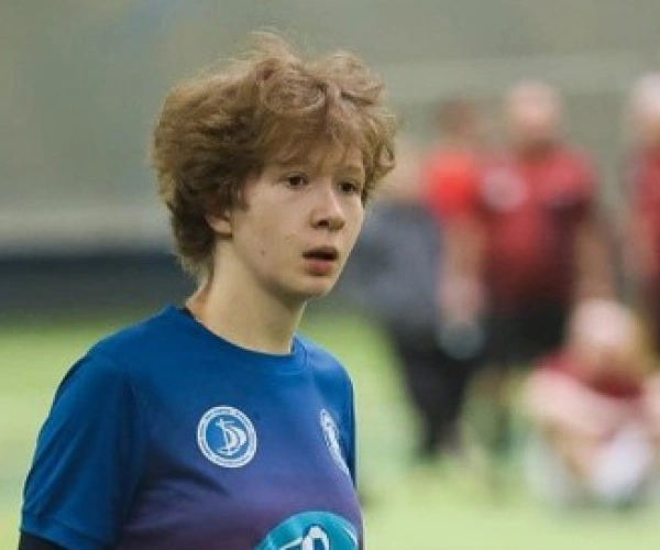 junge Frau in Trikot auf einem Fußballplatz