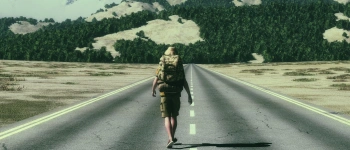 All-In-Man. Aufs Ganze gehen ohne dabei draufzugehen. Zu sehen ist ein Mann in Wanderklamotten auf der Straße Richtung den Bergen.