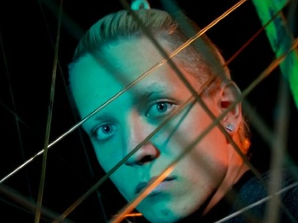 Beitragsbild zum Text: Amos, der Partycrasher von Klaus Sperr