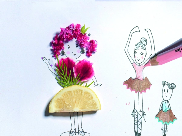 Blütenlesen. In der Schule der Schöpfung. Zu sehen sind Zeichnungen von Ballerinas, welche mit echten Materialien ausgeschmückt sind.