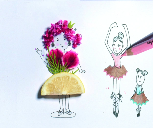 Blütenlesen. In der Schule der Schöpfung. Zu sehen sind Zeichnungen von Ballerinas, welche mit echten Materialien ausgeschmückt sind.