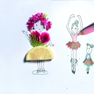 Blütenlesen. In der Schule der Schöpfung. Zu sehen sind Zeichnungen von Ballerinas, welche mit echten Materialien ausgeschmückt sind.