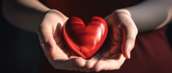 Brennt unser Herz? Emmaus liegt um die Ecke. Zu sehen ist ein Herz in ausgestreckten Händen.