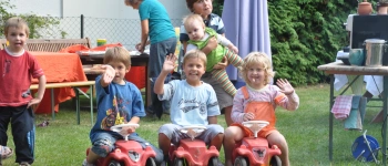 Bullerbü im Quellhausgarten. Den Glauben mit Kindern teilen. Bild von den OJC Kindern im Garten.